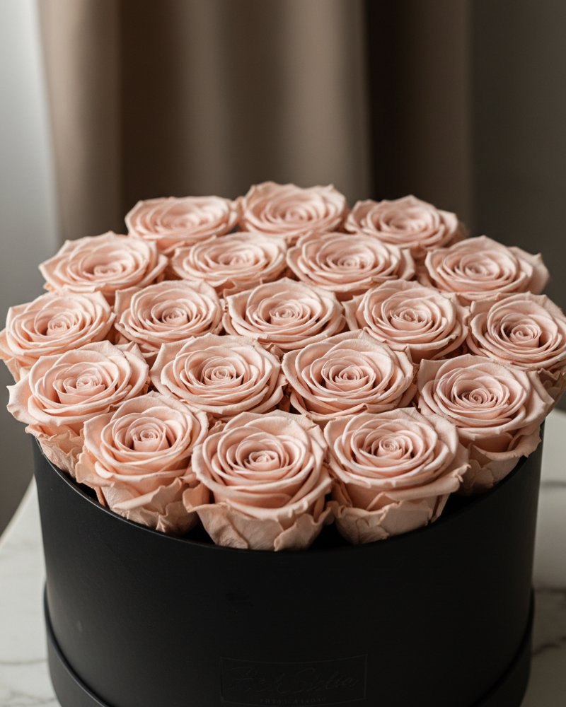 Boîte ronde de roses éternelles parfaitement alignées, aux pétales veloutés